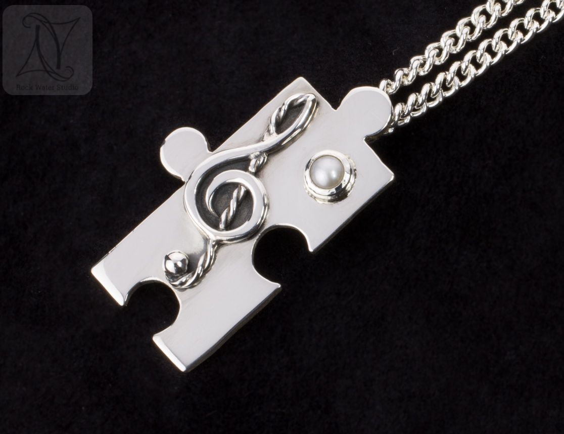 Silver Treble Clef Necklace (g460)