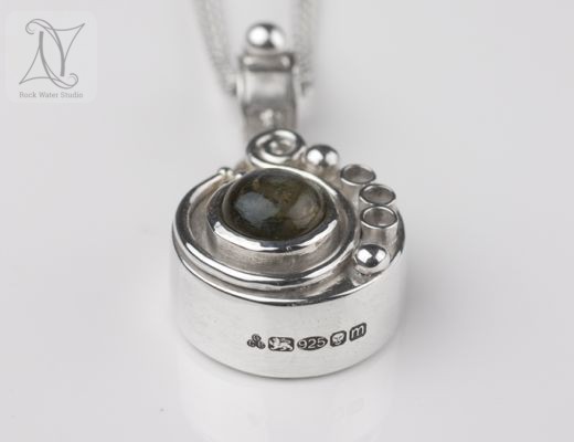 •INNER COMPASS• labradorite + silver necklace (18