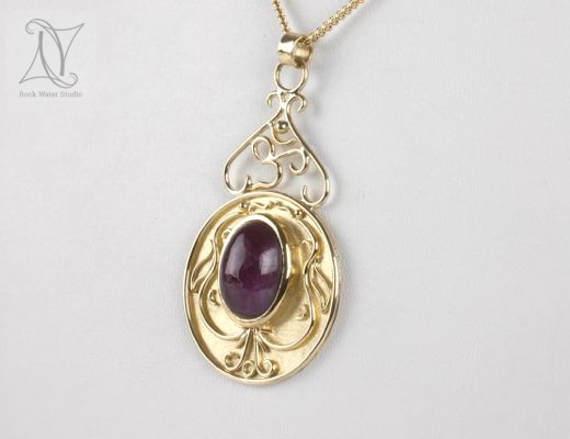 OM necklace in Gold with Ruby (g385)