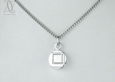 Four corners working silver compass necklace (g472)