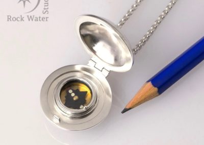 Compass Locket Size Guide (g481)