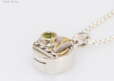 Button Compass Pendant Gift with Peridot (g537)