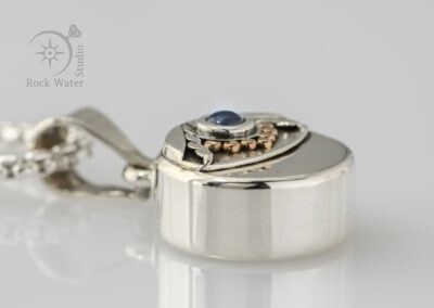 Keepsake silver compass pendant with waterproof compass inside (G557)