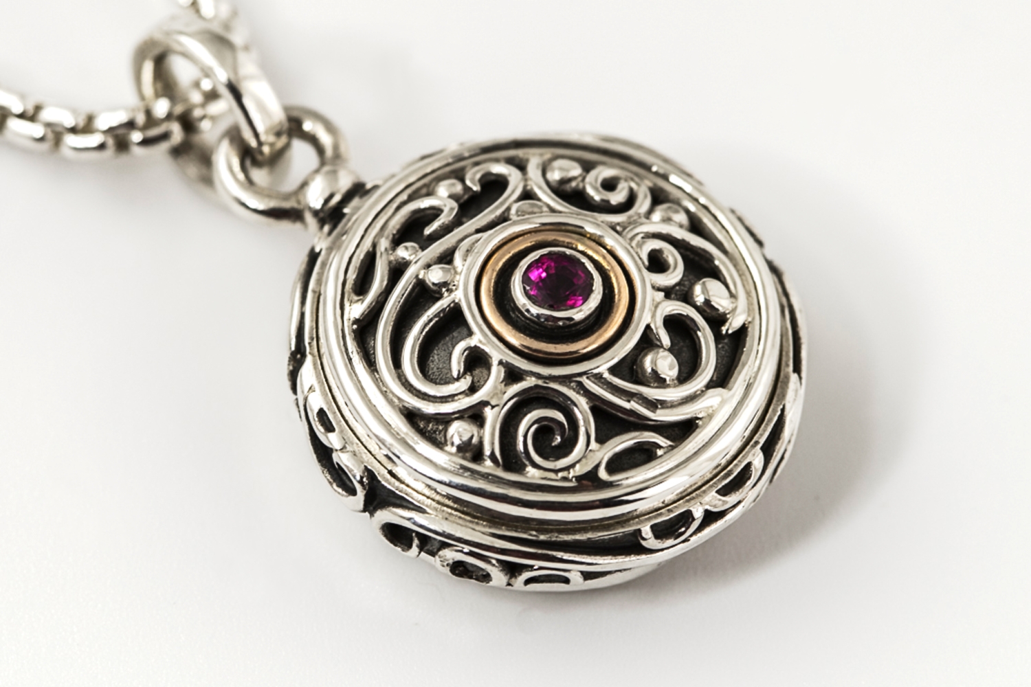 Quality silver compass pendant to stand the test of time (G600)