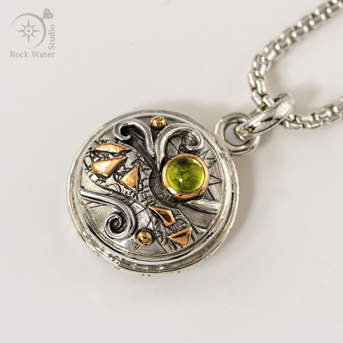 Working Compass Necklace in Silver and Gold with Peridot (G598)